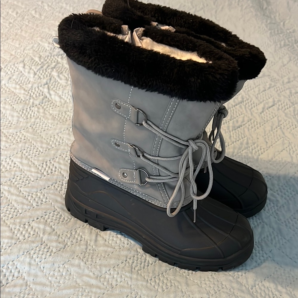 Kids size 6 Gray and Black Winter Boots